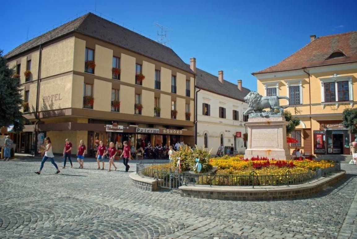 Hotel Oroszlan Szigetvár Buitenkant foto