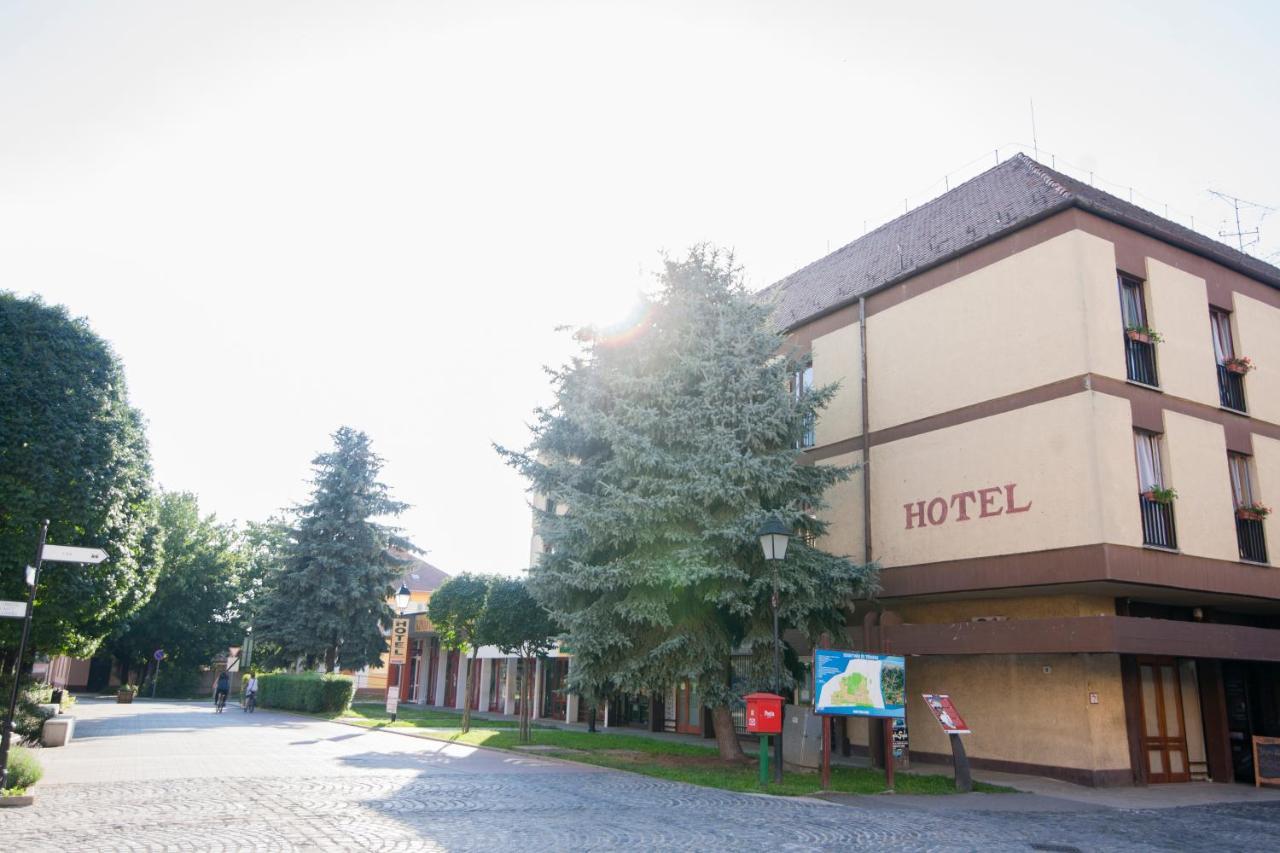 Hotel Oroszlan Szigetvár Buitenkant foto