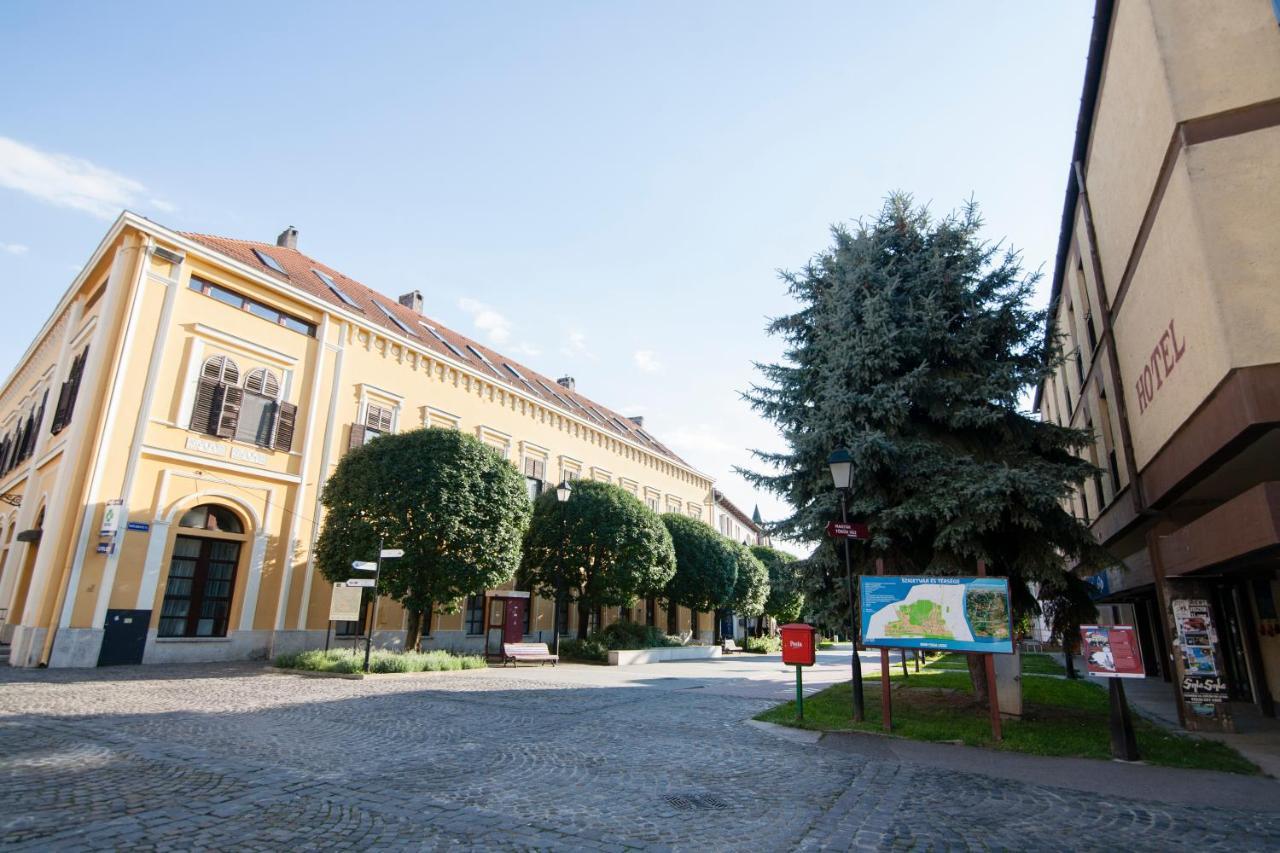Hotel Oroszlan Szigetvár Buitenkant foto